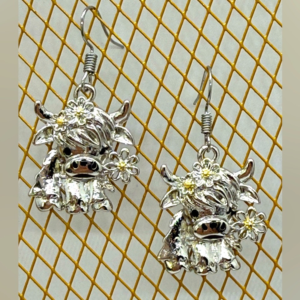 Highland Cow Dangle Earrings with Floral Accents – New